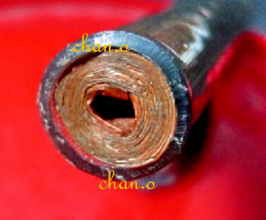 ตะกรุดโทนเนื้อทองแดง จารมือทั่วแผ่น ยาว 2.7 นิ้ว หุ้มทองยาง ไม่ทราบที่