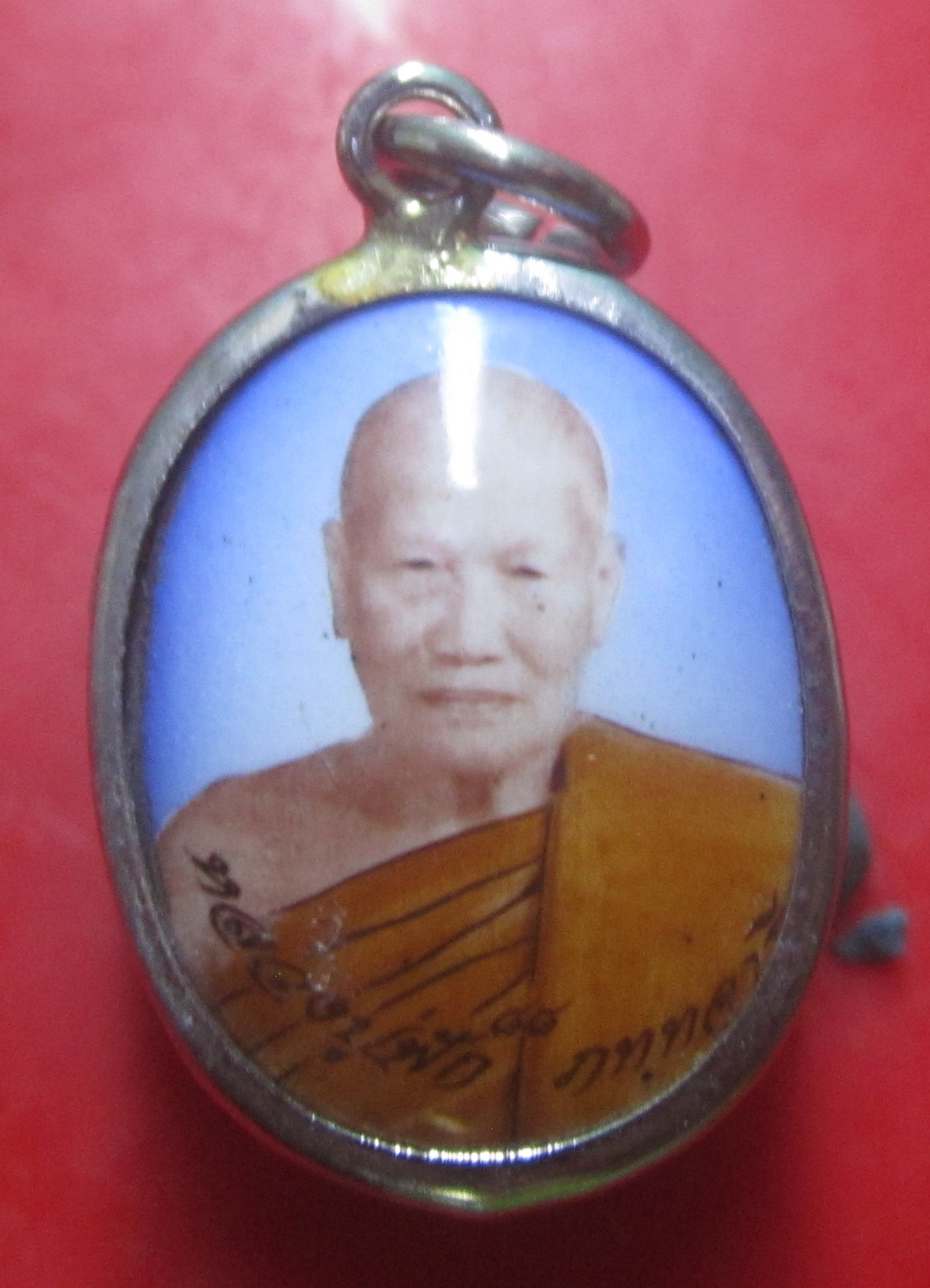 ล๊อกเก็ต หลวงปู่ฟัก วัดเขาวงพระจันทร์ จ.ลพบุรี ฉลองอายุ91ปีด้านหน้าตอนถ่ายรูปแสงไฟเข้าคับ