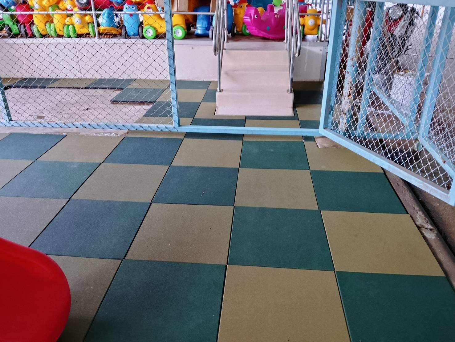 พื้นยางกันกระแทก ปูพื้นกลางแจ้งและในร่ม , ราคาต่อ 1 แผ่น ขนาด50*50*2.5ซม. แผ่นยางสังเคราะห์ EPDM -SBR, สนามเด็กเล่น สนามกีฬา พร้อมส่ง ราคาโรงงาน