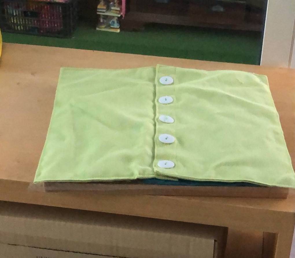 ตู้บรรจุกรอบฝึกทักษะมือ ใส่ได้ 6 ชิ้น (สามารถเลือกชุดฝึกเพิ่มได้) ตู้กับชุดฝึกขายแยกกัน