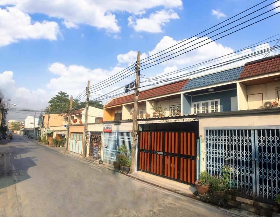 ขายบ้านทาวน์เฮ้าส์ ตกแต่งใหม่ พร้อมเข้าอยู่ 2ชั้น ขนาด 17.6ตรว. ซอยบางแค7 (ซอยยิ้มประยูร ) บางแค