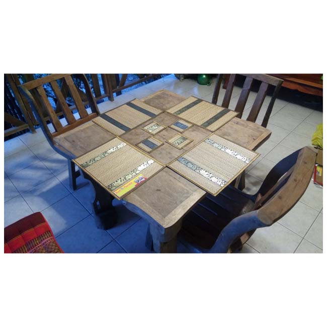 ที่รองจานเสื่อกก พร้อม แผ่นรองแก้วน้ำ ชุด 6 ที่นั่ง ขนาด 27 x 36 ซม. วางบนโต๊ะเพียง 4 ที่นั่ง สีกากี