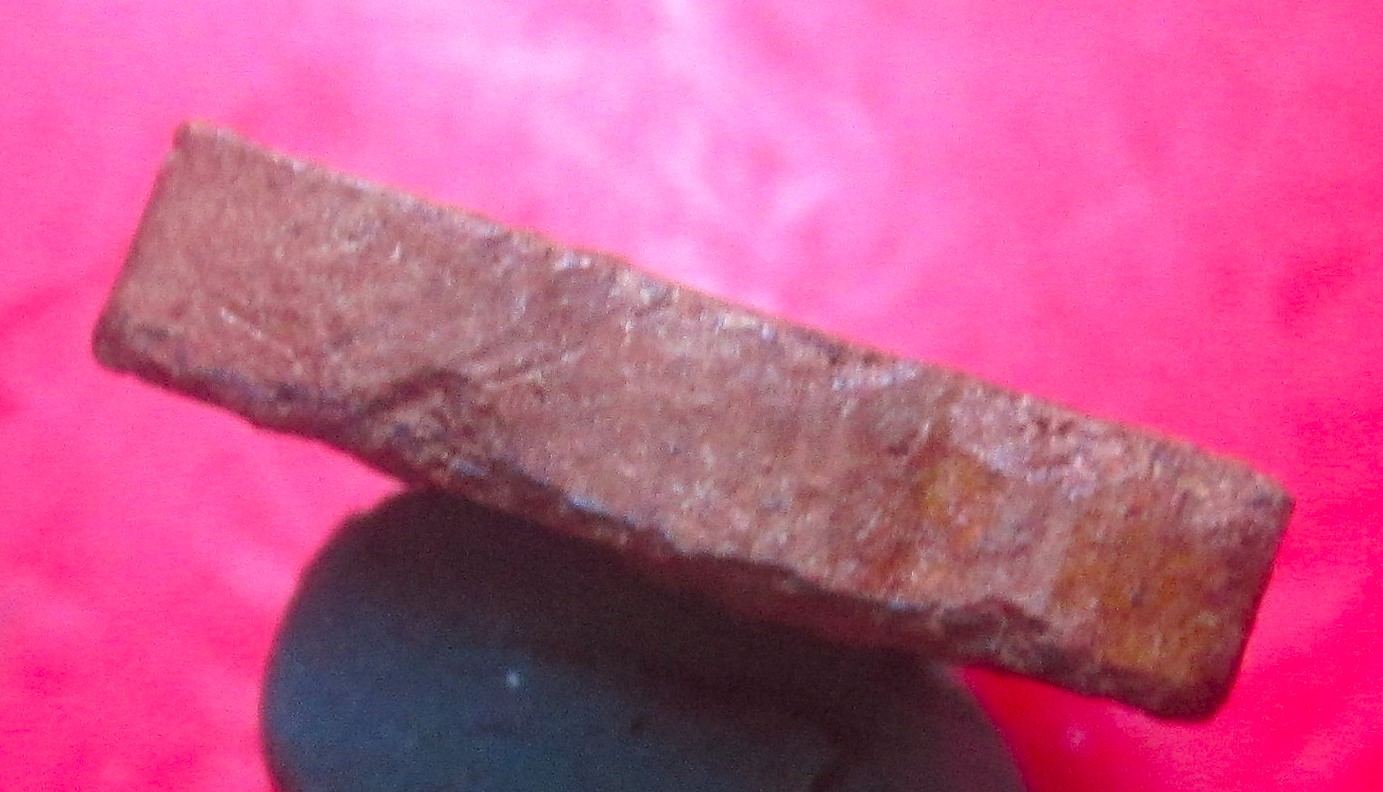 พระผงสูตรจิ๋ว หลวงพ่อผินะ วัดสนมลาว จ.สระบุรี สำหรับเด็ก และ ผู้หญิง คล้องคอ