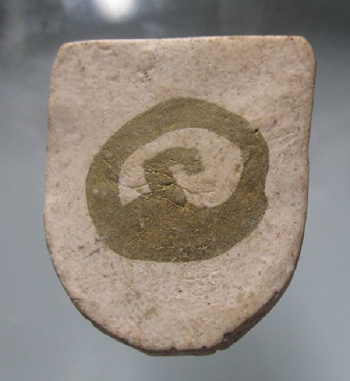 พระเนื้อผง หน้ากาก พระพุทธเจ้า หลัง จารหมึก ไม่ทราบที่