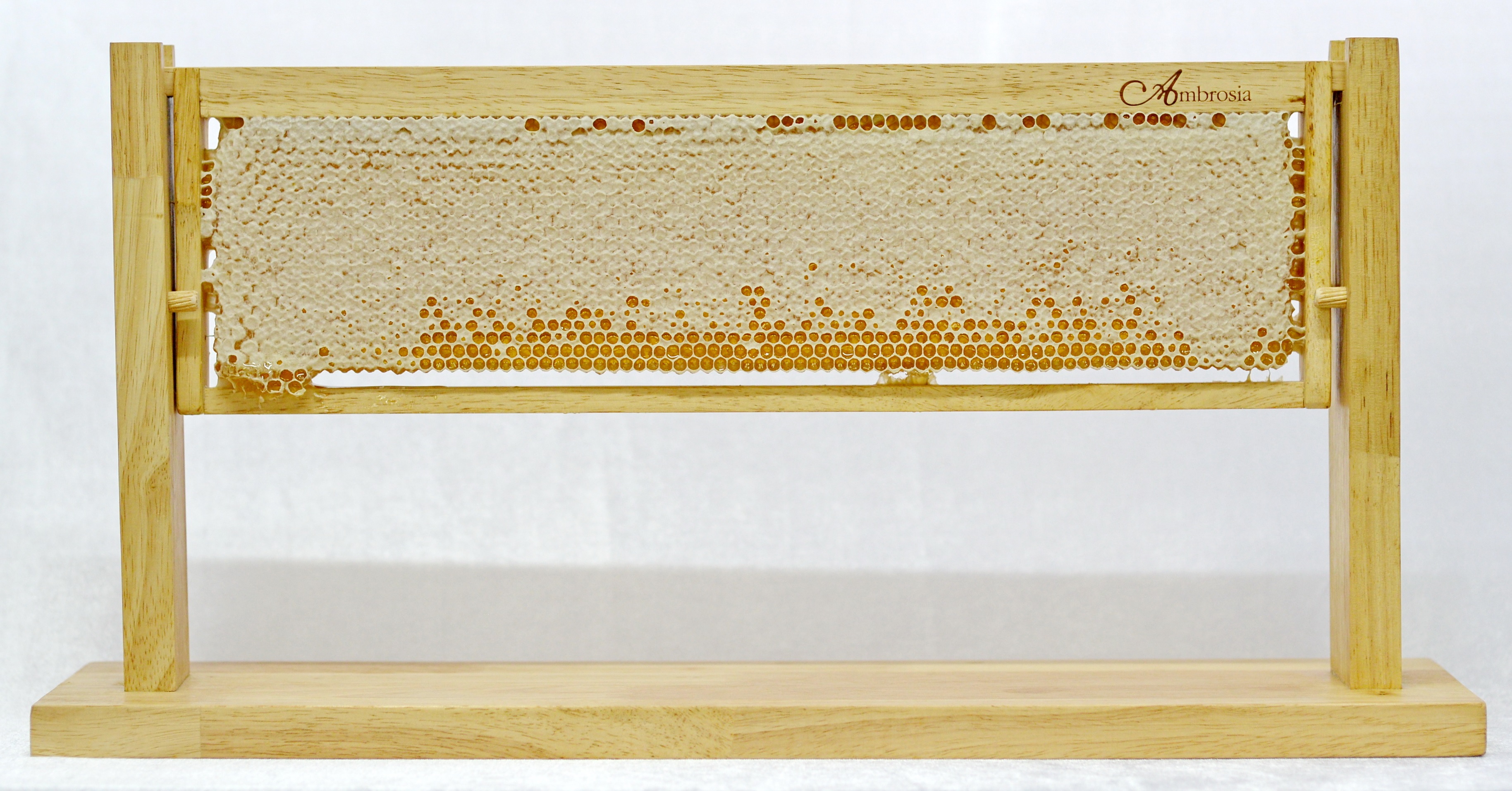 รวงผึ้งแท้ 100% (Honey Comb in the frame) น้ำหนัก 1.5-1.9 กิโลกรัม (โดยประมาณ) ต่อ 1 เฟรม บรรจุกล่อง ในกล่องมี 10 เฟรม ยี่ห้อ Ambrosia