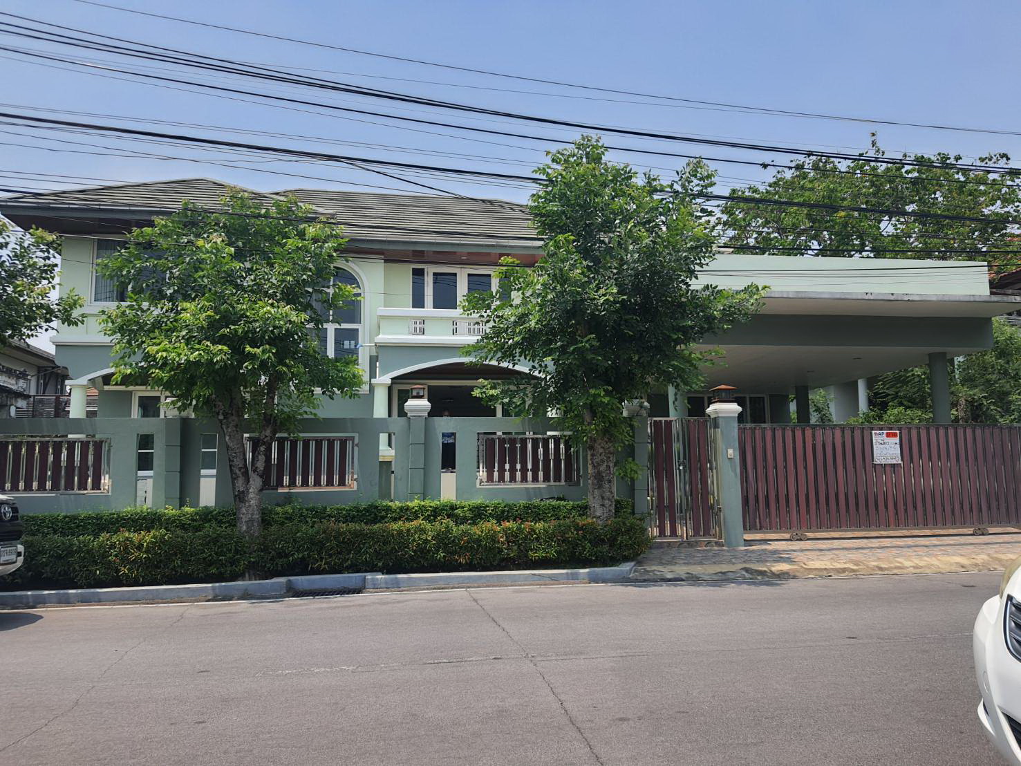 บ้านเดี่ยว 2 ชั้น 100 ตร.ว. 340 ตารางเมตร . หมู่บ้านเดอะรอยัล กรีนพาร์ค เพชรเกษม-กาญจนาภิเษก ห่างถนนเพียง 150 เมตร