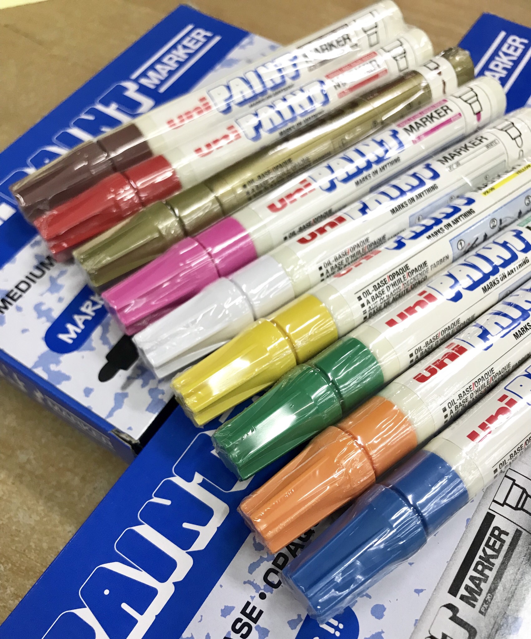 ปากกาน้ำมัน UNIPAINT PX-20