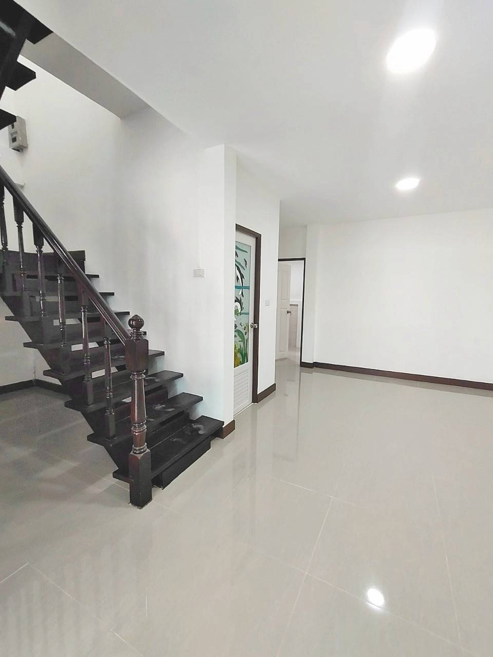 ขายทาวน์เฮ้าส์ 2 ชั้น 21 ตร.ว หน้ากว้าง 6เมตร ตกแต่งใหม่ พร้อมอยู่ ซ.เลียบคลองสอง 27 ใกล้แฟชั่นไอแลนด์