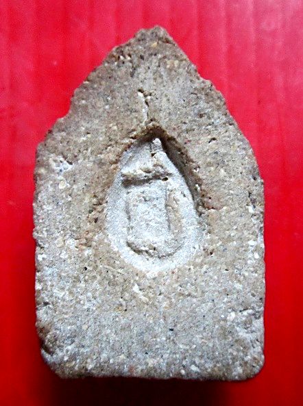 พระเนื้อผงพระพุทธห้าเหลี่ยม ด้านหลัง ปั๊มยี พระแท้ไม่ทราบที่