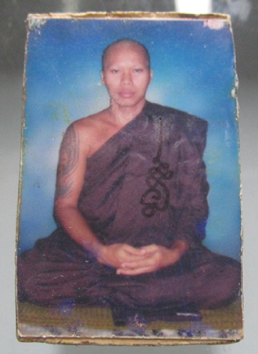 พระสมเด็จสามชั้น ลังติดรูปถ่าย พระอาจารย์ หรือหลวงพ่อ ไม่ทราบที่