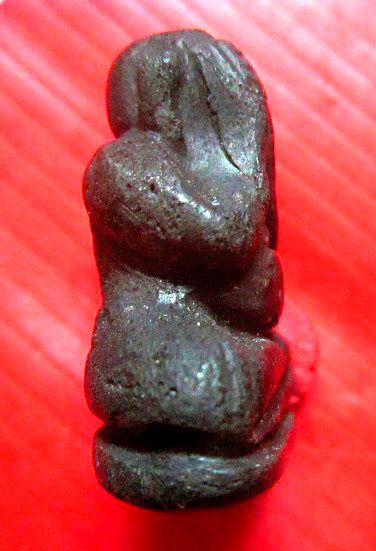 พระรูปหล่อ เนื้อผงคลุกรัก พิมพ์พระปิดตา ท้องยันต์นะ และหลังยันต์ พระแท้ไม่ทราบที่