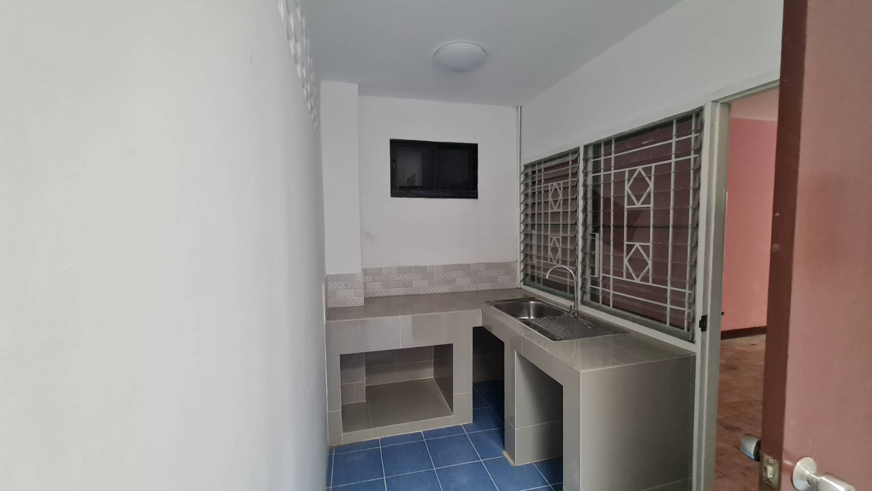 ขายทาวน์เฮ้าน์ หมู่บ้าน ลัดดาวิลล์ บางบัวทอง 2 ชั้น เนื้อที่ 17.50 ตรว. ทำเลดี บางกรวย -ไทรน้อย ตำบล บางบัวทอง ทาวน์เฮ้าส์ 2 ชั้น มี 3 ห้องนอน, 2 ห้องน้ำ, 1 ห้องครัว, 1 ห้องโถงนั่งเล่น, 1 ที่จอดรถ เนื้อที่ : 17.50 ตารางวา