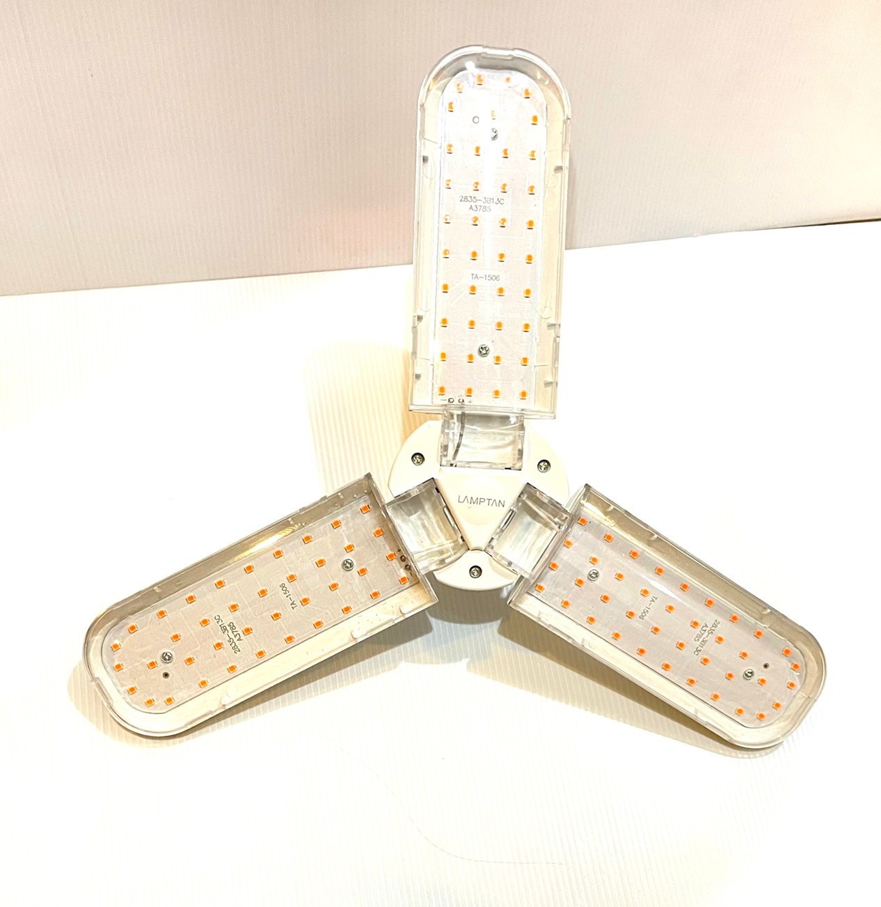 หลอดไฟLED ปลูกต้นไม้ 27W ขั้วE27 ยี่ห้อ Lamptan