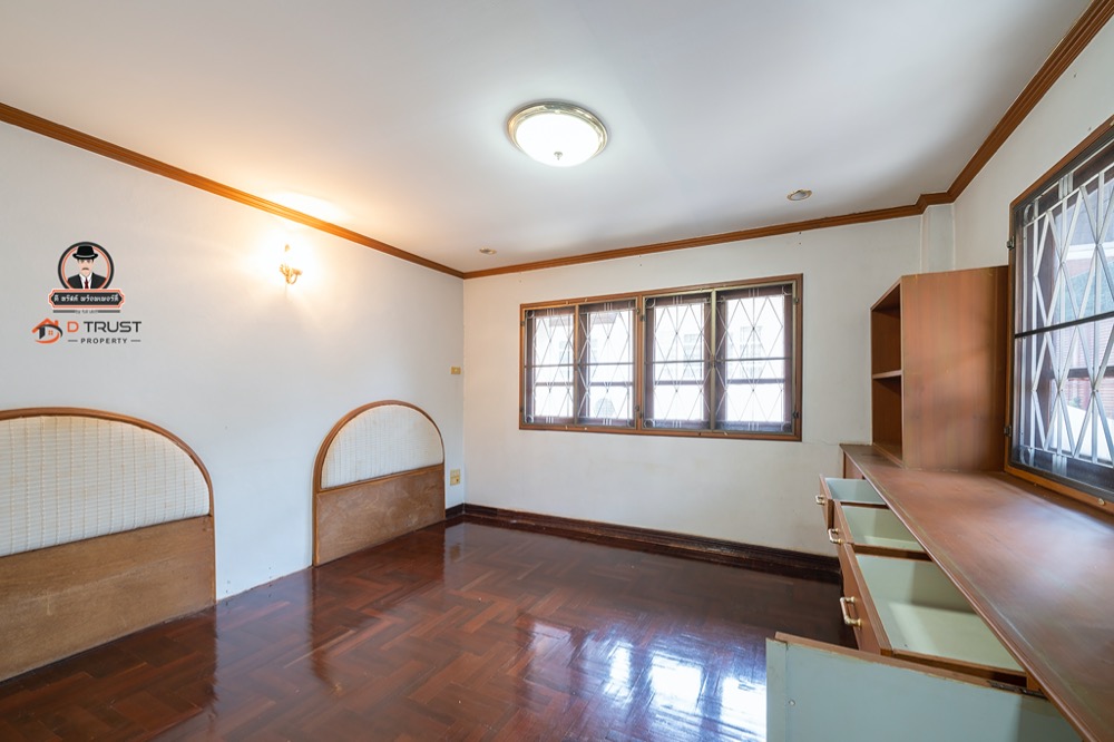 ขายบ้านเดี่ยว 2ชั้น หมู่บ้านสินบดี ซอยแก้วเงินทอง29 ตลิ่งชัน เนื้อที่ 81ตร.ว. 4ห้องนอน 3ห้องน้ำ มีห้องครัวห้องแม่บ้านแยกเป็นสัดส่วน มีพื้นที่ใช้สอยรอบตัวบ้าน จอดรถได้ 2-5 คัน .