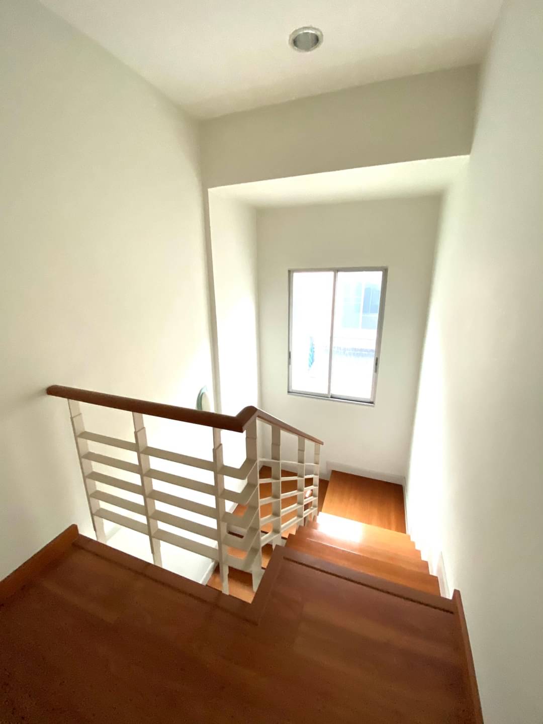 ขายบ้านกลางเมือง สาทร ตากสิน1 ใกล้สถานีรถไฟฟ้า วุฒากาศ ทาวน์โฮม ขนาด 23 ตรว 3 นอน 3 น้ำ