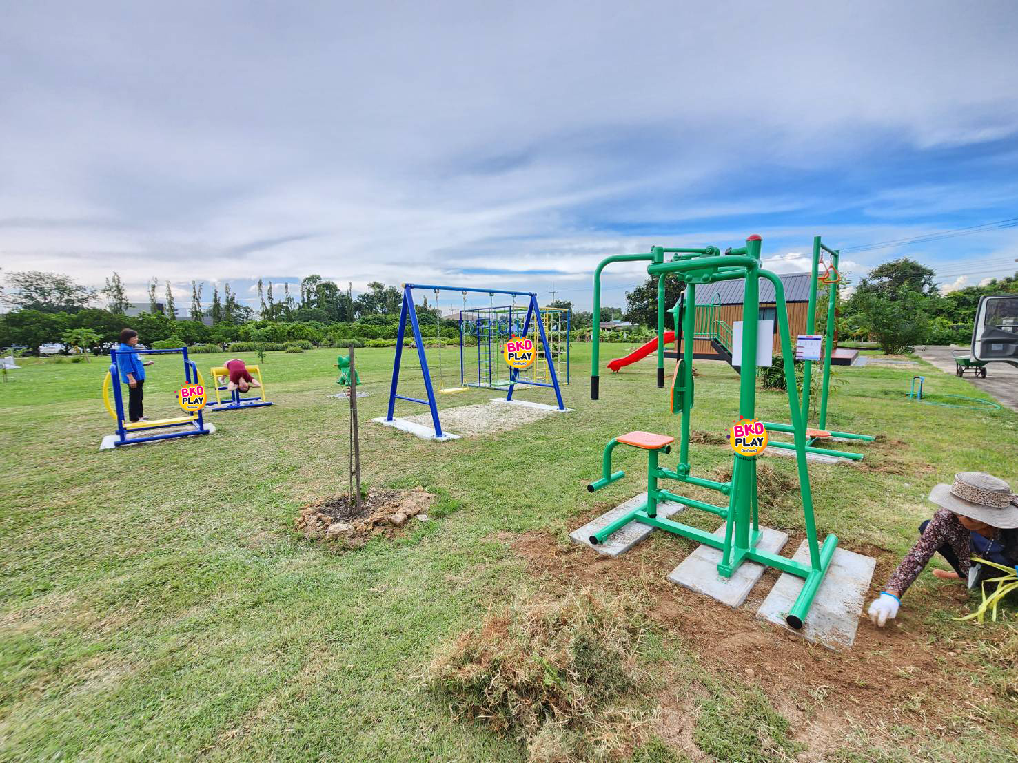 เครื่องออกกำลังกาย กลางแจ้ง ชุดอุปกรณ์ บริหารแขน หน้าอก หัวไหล่ แบบถ่าง หุบยก ตุ้มน้ำหนัก ลานกีฬา อเนกประสงค์ สนามกีฬา ขนาด 100x100x160 ซม..