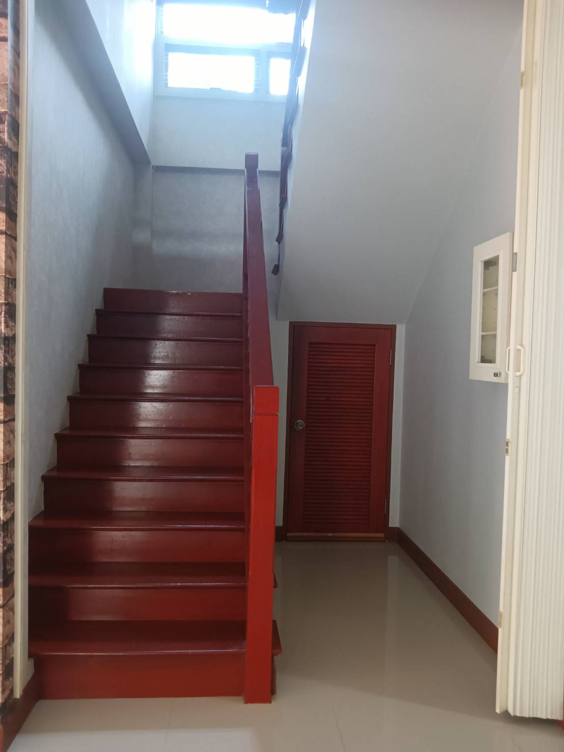 บ้านเดี่ยวหมู่บ้าน The Privacy ถนนพุทธมณฑลสาย7 เนื้อที่ 69.6 ตารางวา พื้นที่ใช้สอย 192 ตารางเมตร มี 2 ห้องนอนใหญ่ 3 ห้องน้ำ แอร์ 4 ตัว