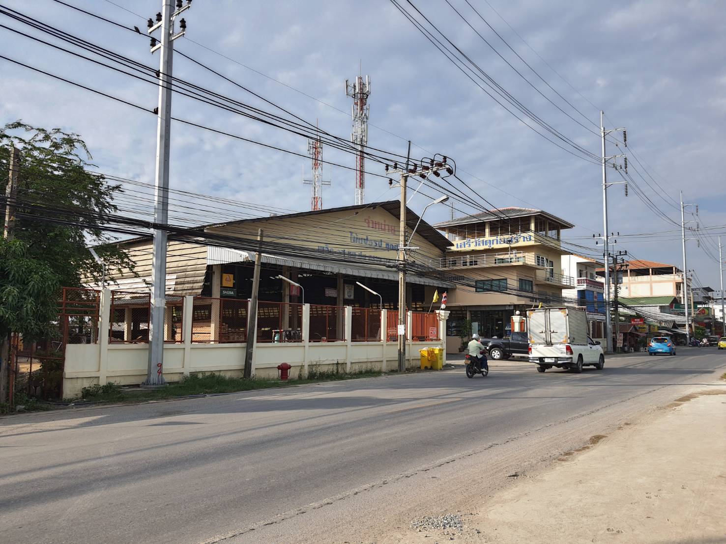 ขายกิจการวัสดุก่อสร้าง พร้อมบ้าน อาคาร และที่ดิน 9ไร่ ในซอยประชาอุทิศ 90