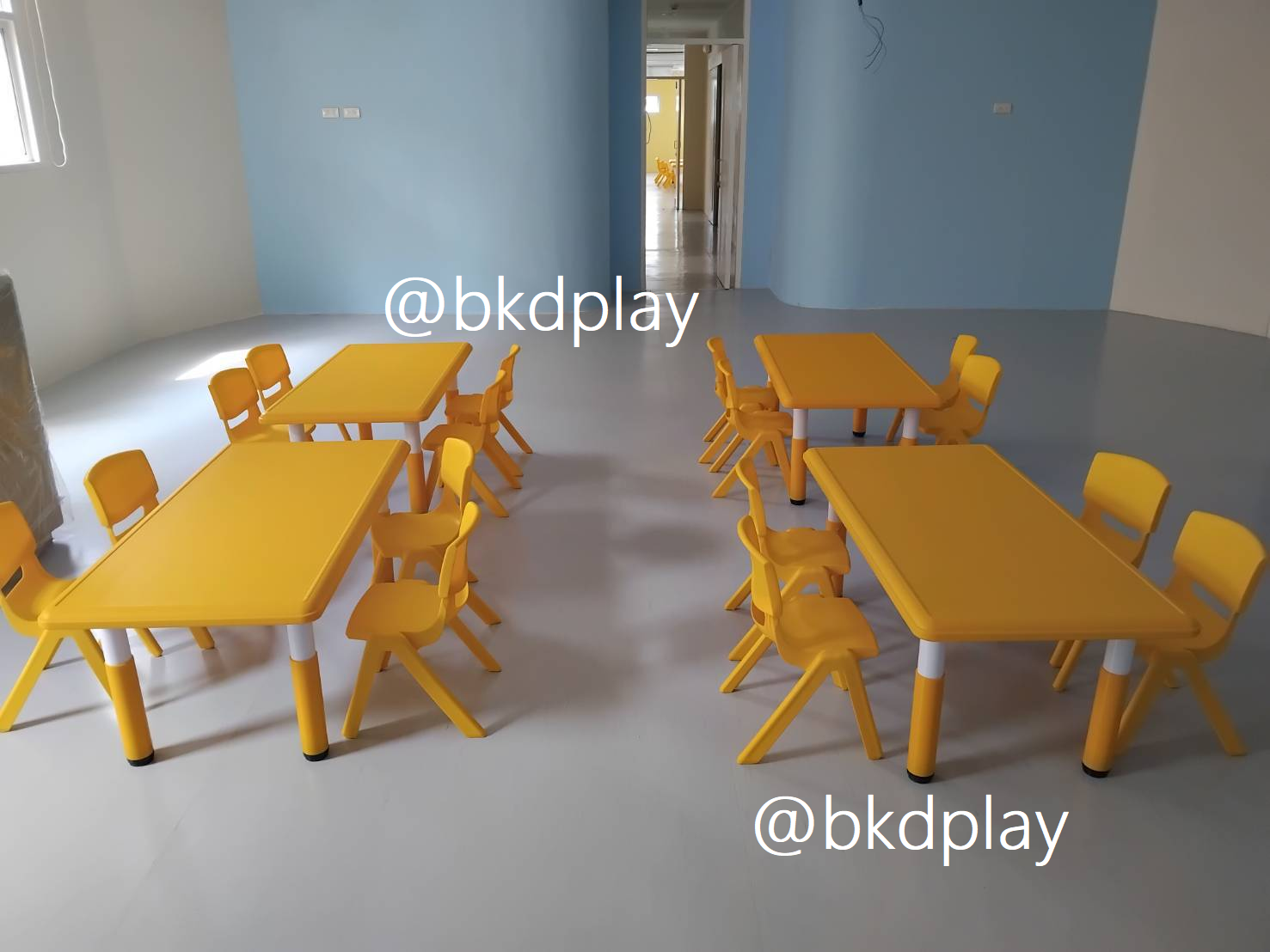 ชุดโต๊ะประถมพร้อมเก้าอี้ 4 ตัว โต๊ะสี่เหลี่ยมผืนผ้าขาพลาสติก พร้อมส่ง โต๊ะนักเรียน โต๊ะเขียนหนังสือ โต๊ะทานข้าว โต๊ะกิจกรรมพร้อมเก้าอี้เด็ก โต๊ะพลาสติก