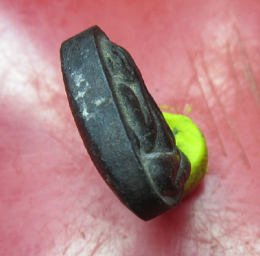 พระปิดตาเนื้อผงคลุกรัก ไม่ทราบที่