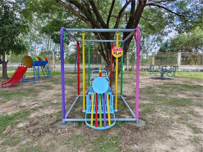 รถไฟเล็ก, เครื่องเล่นสนามกลางแจ้ง , เครื่องเล่นสนามแบบเหล็ก,ชิงช้า,สไลเดอร์,โยกเยกเหล็ก, ม้าหมุน, OutdoorPlayground, ราคาโรงงาน ขนาด:120x170x150 ซม.