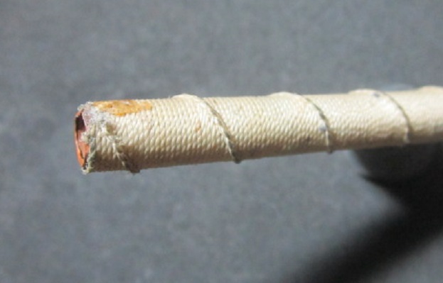 ตะกรุดหลอดเล็ก ยาว4.7นิ้ว เนื้อทองแดงเถื่อน ถักเชือก ตะกรุดเก่า แท้ไม่ทราบที่รู้ที่แล้วค่อยนิมนต์กลับวัดครับ