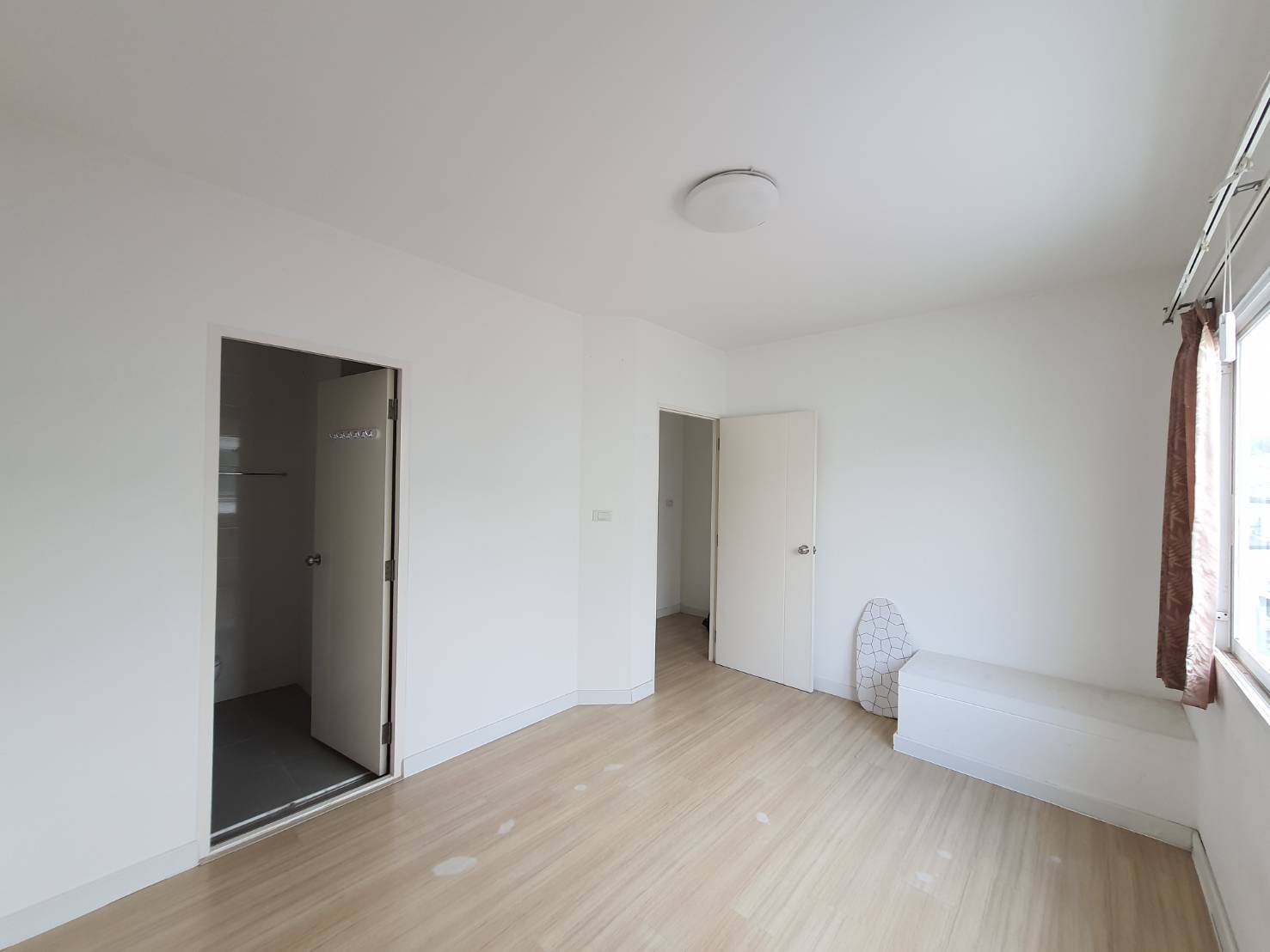 ขายทาวน์เฮ้าส์ อินดี้ 1 ถนนประชาอุทิศ ซอย 90 ทาวน์เฮ้าส์ 2 ชั้น 18.10 ตรว. 2 ห้องนอน 3 ห้องน้ำ มีห้องน้ำในตัวทุกห้อง บ้านสภาพใหม่ พร้อมเฟอร์นิเจอร์