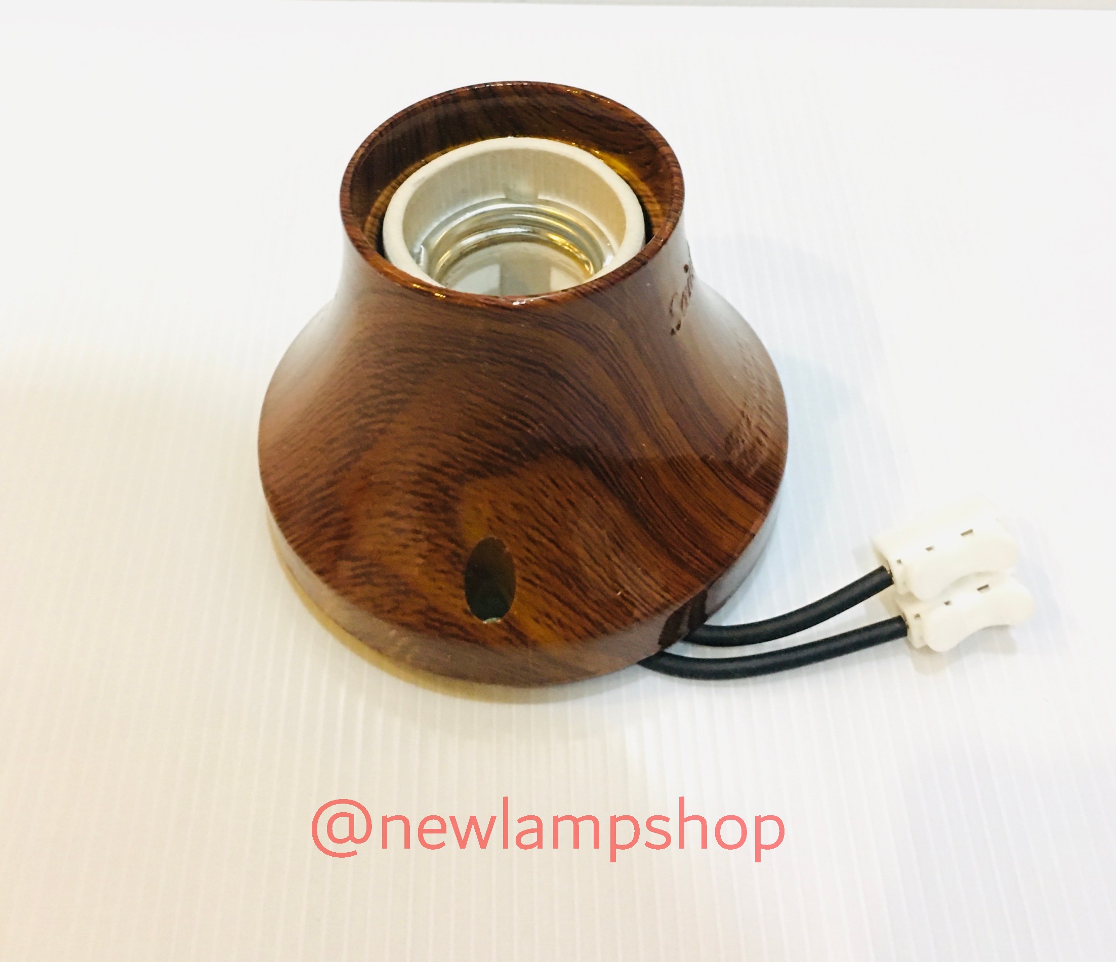 ขั้วแป้นกระเบื้อง E27 รุ่นใหญ่ ลายไม้ พร้อมเต๋าหนีบเพื่อเชื่อมสายไฟ ยี่ห้อ ช้างกนก