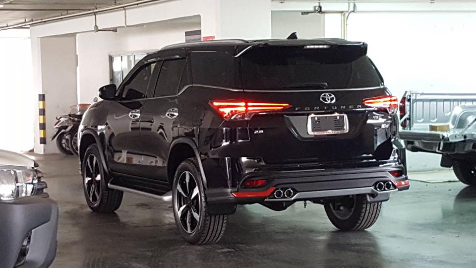 9Den&FD-2RS(ตัดสีแดง)/FD-2XS(ตัดสีเทา) VS Toyota All New Fortuner(TRD Sportivo 2 (MY2018)'2019-On) [เติมเต็มสปอร์ตของTRDคุณล้ำด้วยชุดแต่งรุ่นนี้]