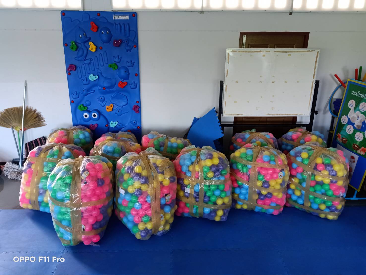 ลูกบอลบ้านบอล มี มอก.ลูกบอล7.5ซม. คละสี สีสดใส ราคาต่อ100 ลูก ลูกบอลบ่อบอล (3นิ้ว) ลูกบอลในห้าง พลาสติกหนา ทนทาน สีสดสวย