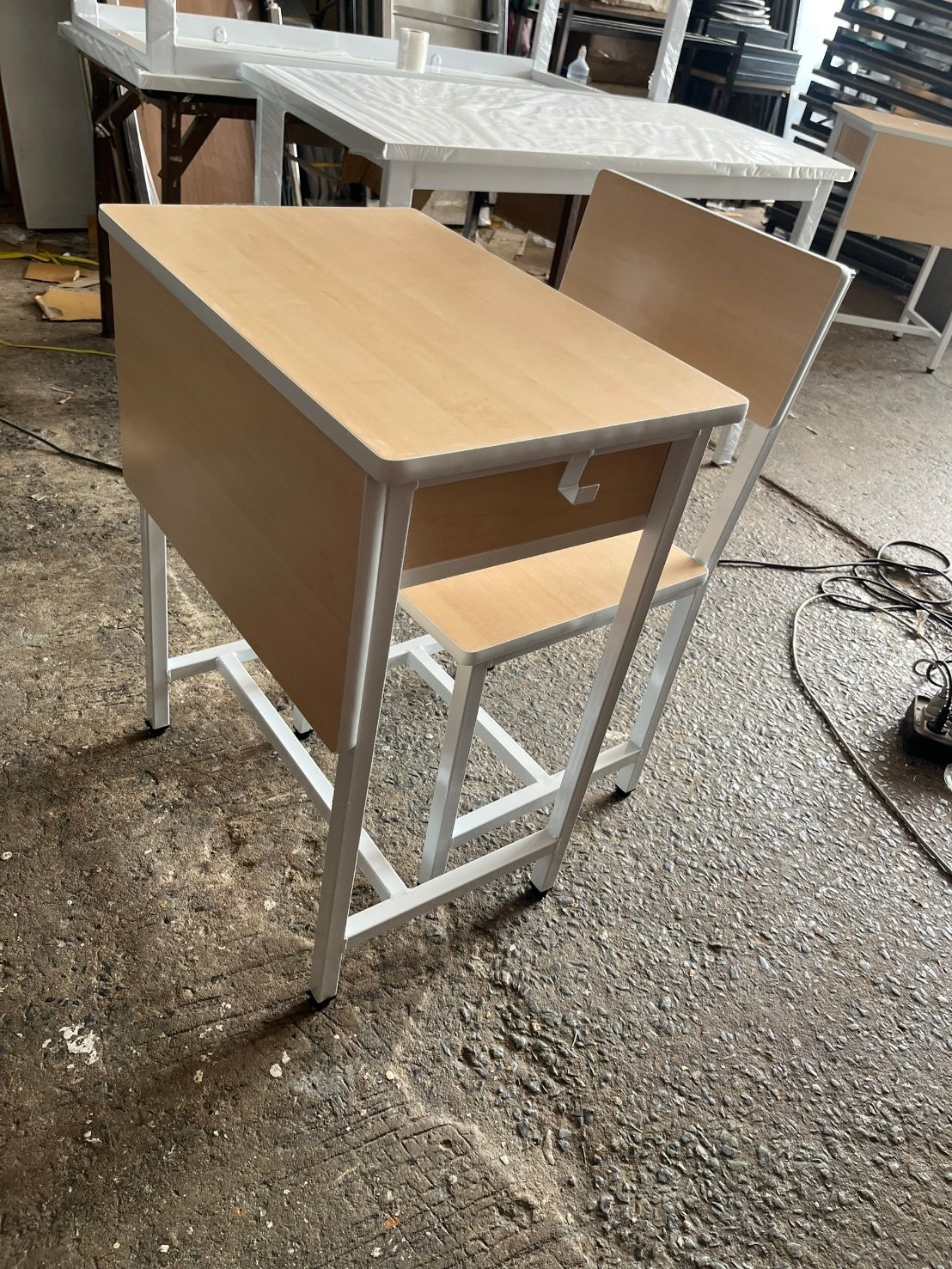 ชุดโต๊ะเรียนเดี่ยวประถมลายไม้ โครงเหล็ก ท็อปเมลามีน สั่งทำตามสิ่งที่ต้องการได้ โต๊ะเก้าอี้ประถม-อนุบาลสั่งทำขนาดตามที่ต้องการได้ โต๊ะ ขนาด 40 x 60 x 76 ซม. เก้าอี้ ขนาด 38 x 38 x 83 ซม.