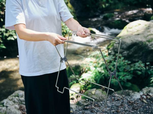 A person holding a metal object

AI-generated content may be incorrect.