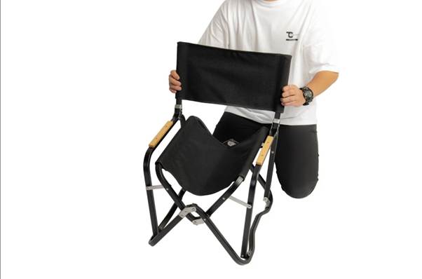 A person holding a folding chair

AI-generated content may be incorrect.