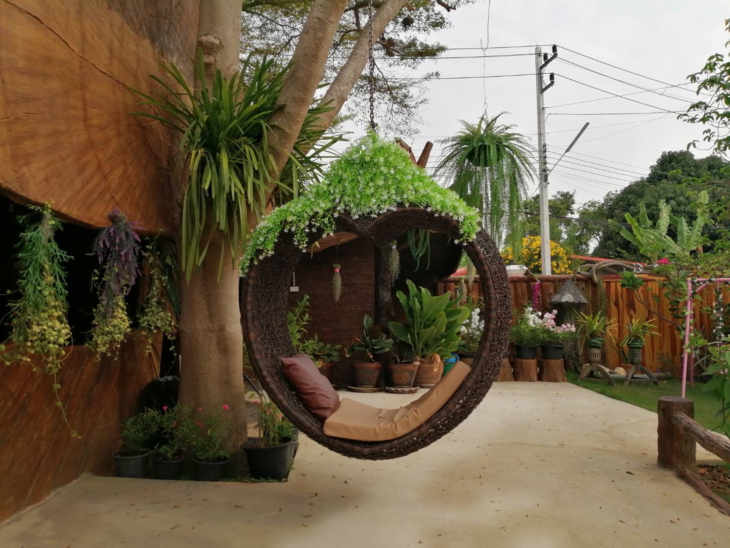 ชิงช้าหวายเทียม รุ่น ใจใหญ่ 150ซม. สูง 2เมตร ถักด้วยเส้นหวายเทียมกลม โครงสร้างอลูมิเนียมใส้เหล็ก ทน แข็งแรง ปลอดสนิม 100% พร้อมเบาะนั่ง และโซ่ยาว 1.5เมตร