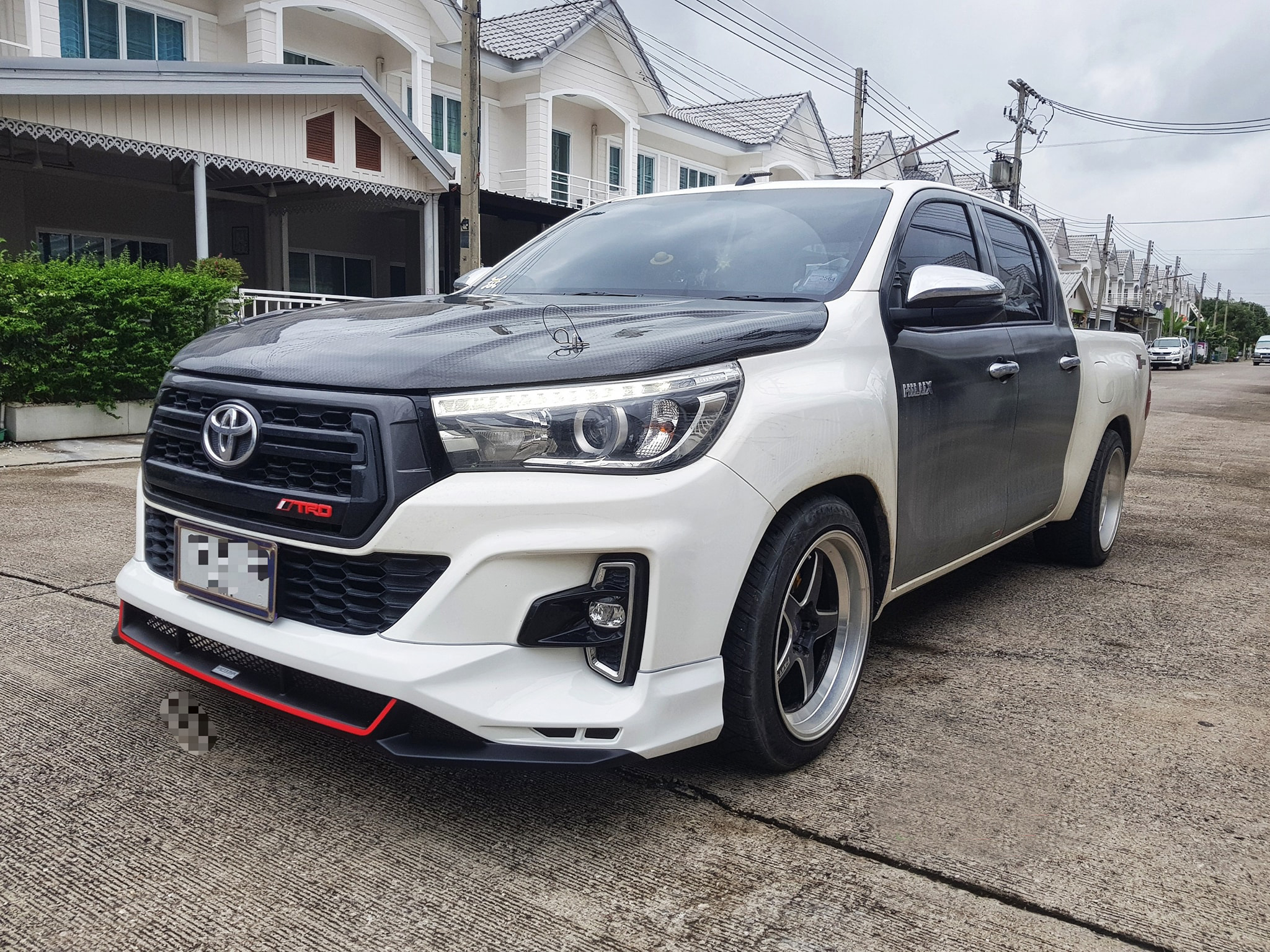 Vazooma-X VS Toyota Hilux Revo ใส่รถรุ่น Z-EditionDoubleCab4Drs.ตัวเตี้ย '18-On [ชุดแต่งที่คู่ควรกะบะพันธุ์แกร่่ง]
