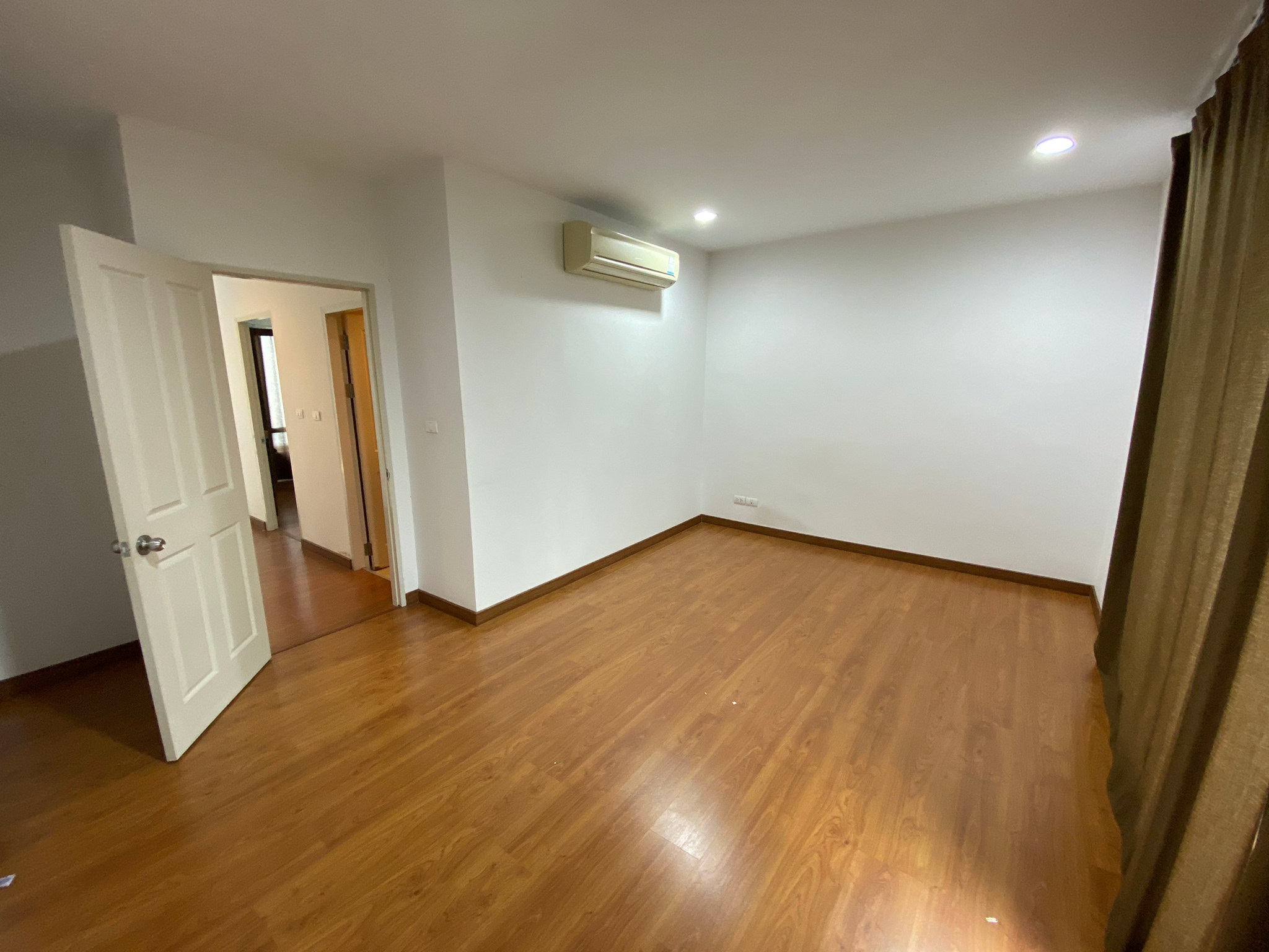 ขาย-เช่า ทาวน์โฮม3ชั้น บ้านกลางเมือง สาทร-ตากสิน2 ใกล้สถานีรถไฟฟ้า วุฒากาศ แถม!! เเอร์ 4 เครื่อง