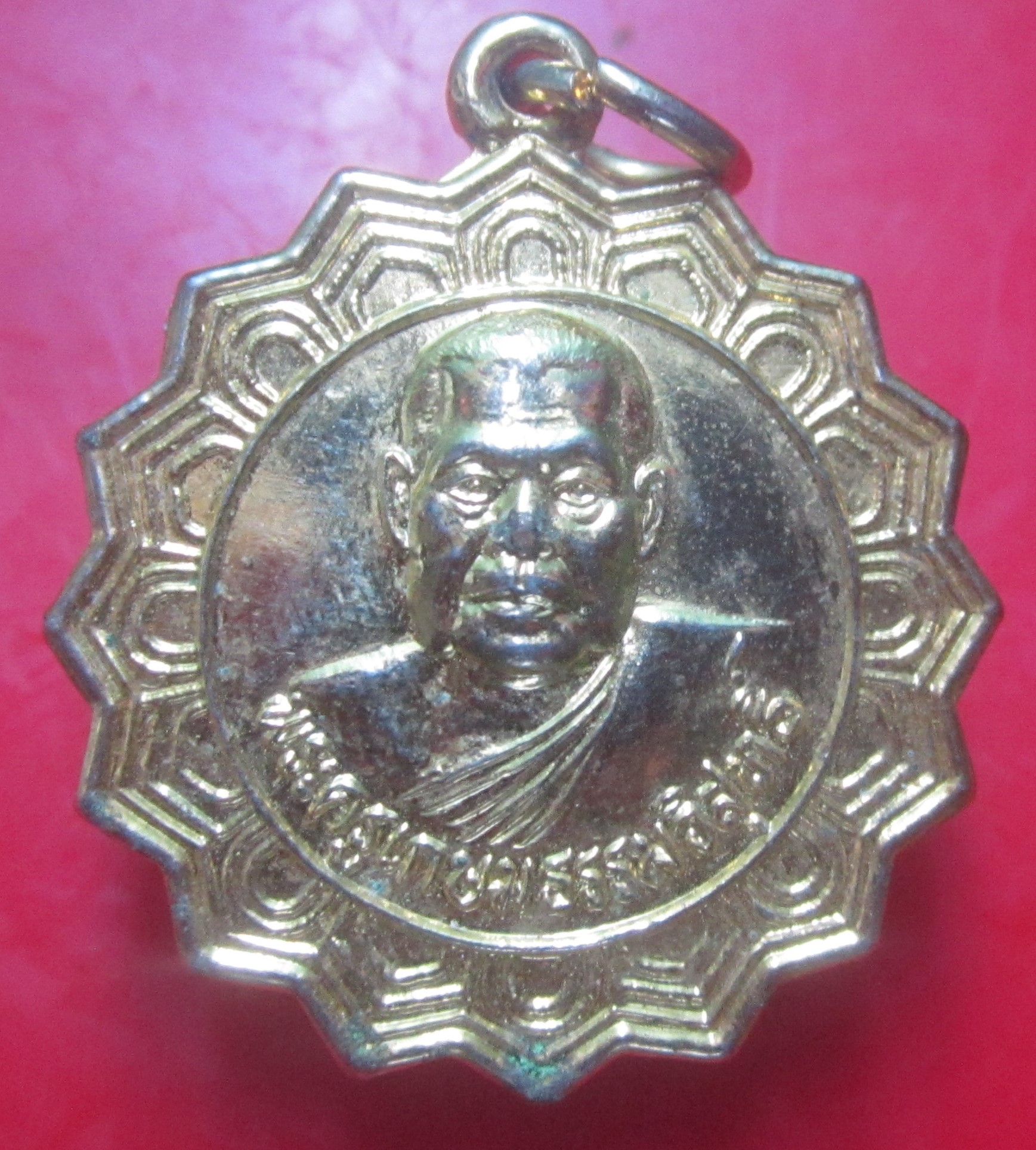 เหรียญกะหลั่ยทอง รุ่นฉลองสมณศักดิ์พัดยศ พระครูเกษมธรรมวิสุทธิ์ (สนม)วัดดีลัง อ.พัฒนานิคม จ.ลพบุรี