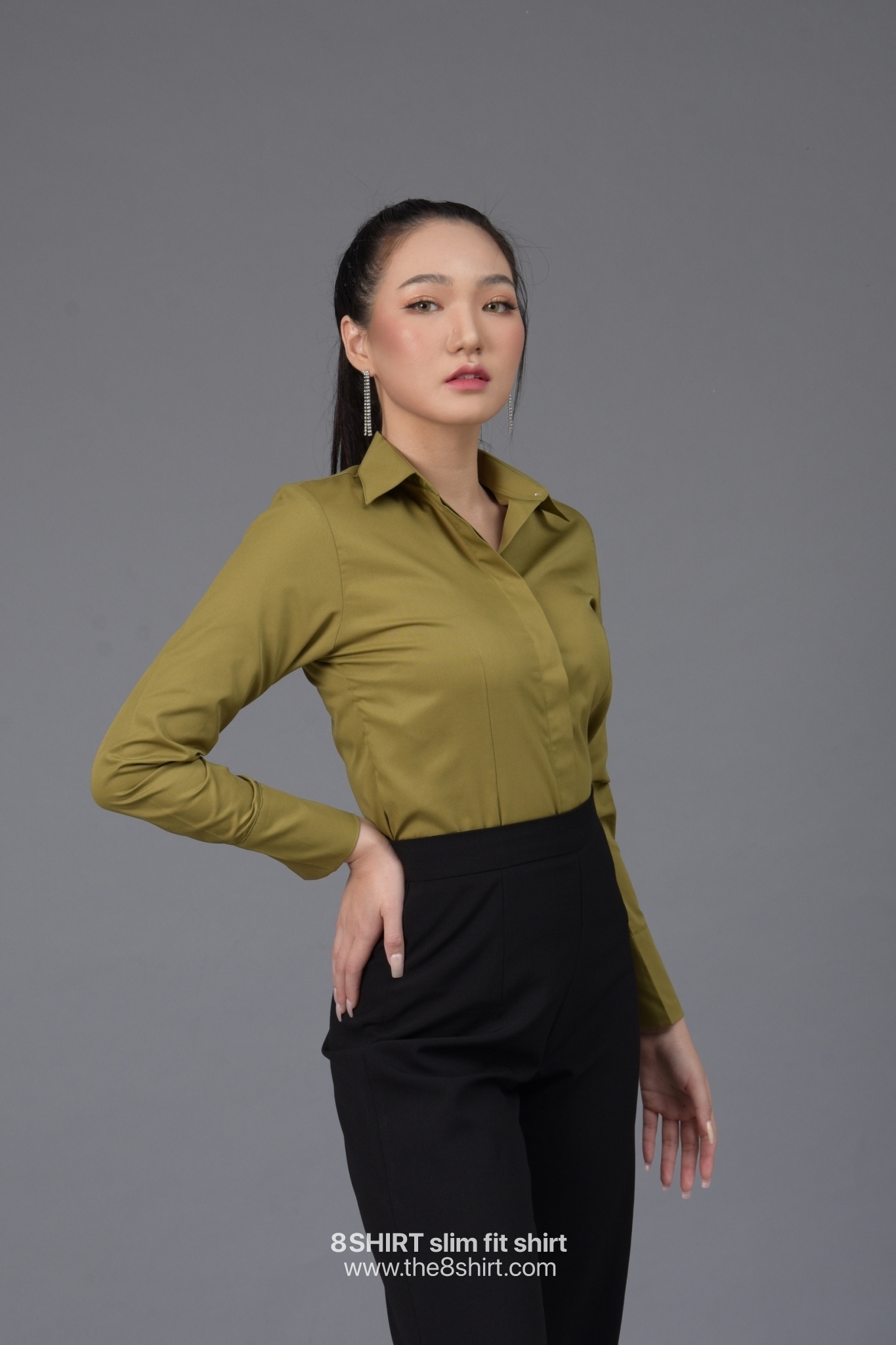 เสื้อเชิ้ตผู้หญิง สีเขียวขี้ม้า (Dark Olive green) สลิมฟิต เข้ารูป แขนยาว เสื้อเชิ้ตทำงาน เสื้อยูนิฟอร์ม แบรนด์ 8SHIRT slim fit shirt พร้อมส่ง
