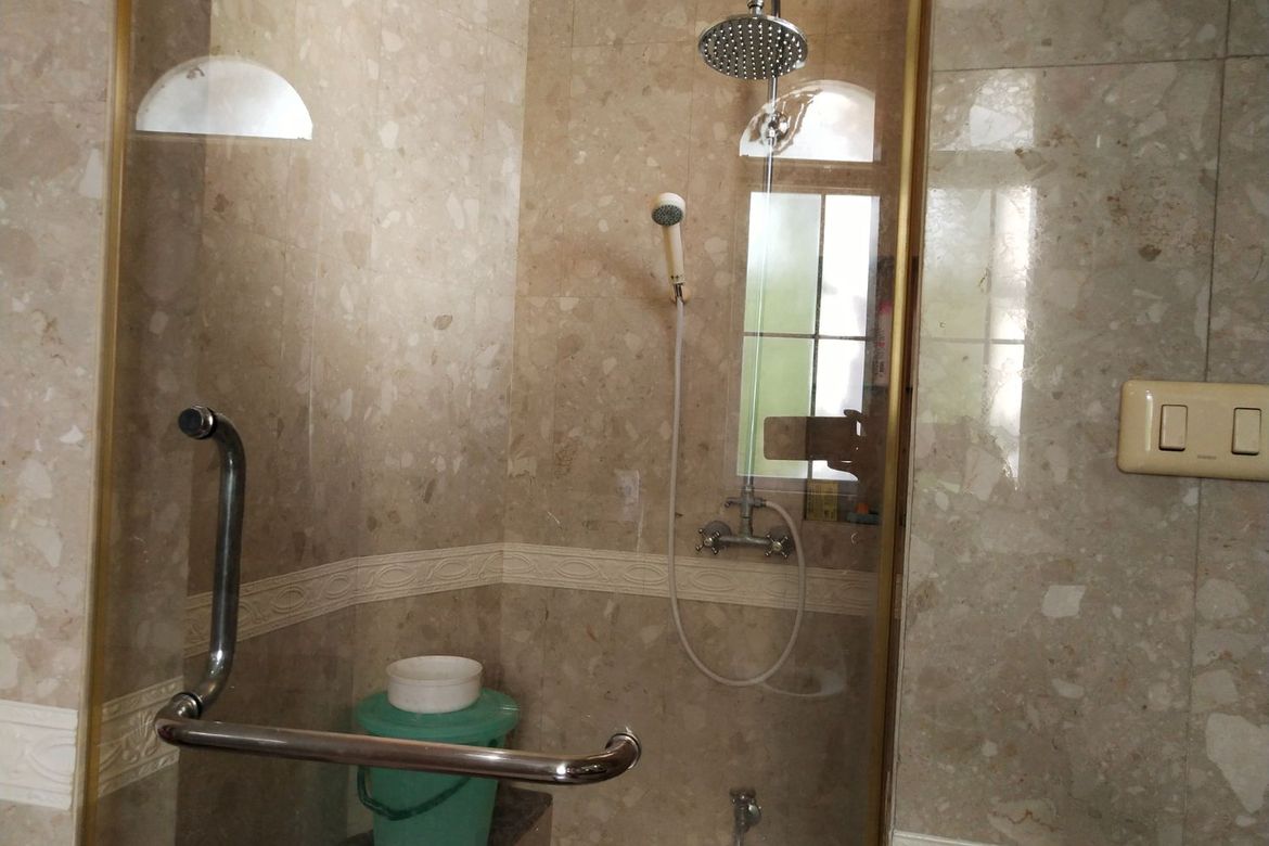 นาราสิริ สาทร-วงแหวน 129.2 ตร.ว. บ้านเดี่ยวหรูสไตล์อิตาเลียนจาก แสนสิริ บนทำเลศักยภาพ ริมถนนกาญจนาภิเษก เยื้องโรงเรียนเลิศหล้ากาญจนาภิเษก พื้นที่ใช้สอย : 320 ตร.ม. ห้องนอน : 4 ห้องน้ำ : 4 . ราคา : 14.5 ล้านบาท .