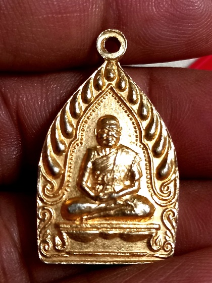 เหรียญกะหลั่ยทอง หลวงปู่วิปัตย์สี่เถรเจ้า หลัง หลวงพ่อ พระอาจารย์ ไม่ทราบที่