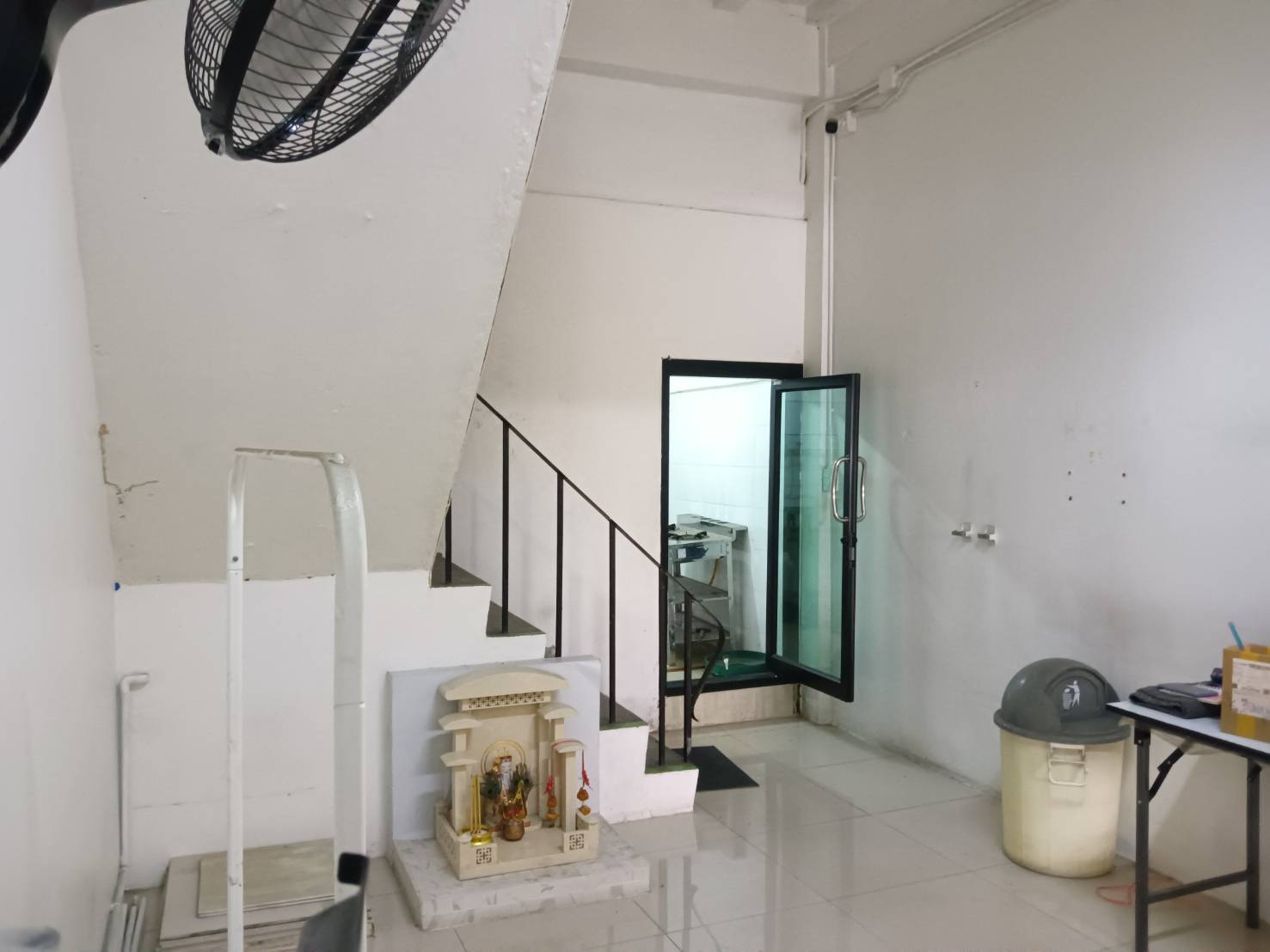 อาคารพาณิชย์ 2.5 ชั้น 10.2 ตรว. อยู่ในซอยตลาดการค้าหนองแขม (เพชรเกษม 81/2) ห่างปากซอยเพียง 50เมตร เหมาะค้าขาย อยู่อาศัย