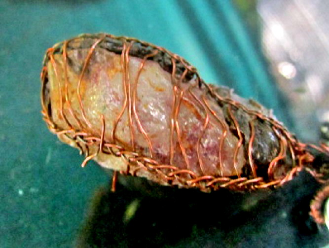 โชว์ เครื่องรางของขลัง หินพลอย พอกด้วยครั่งเก่า หินพลอยเม็ดใหญ่พอกด้วยครั่งเก่า ไม่ทราบการทำ จุดประสงค์อะไร่ แต่เก่า