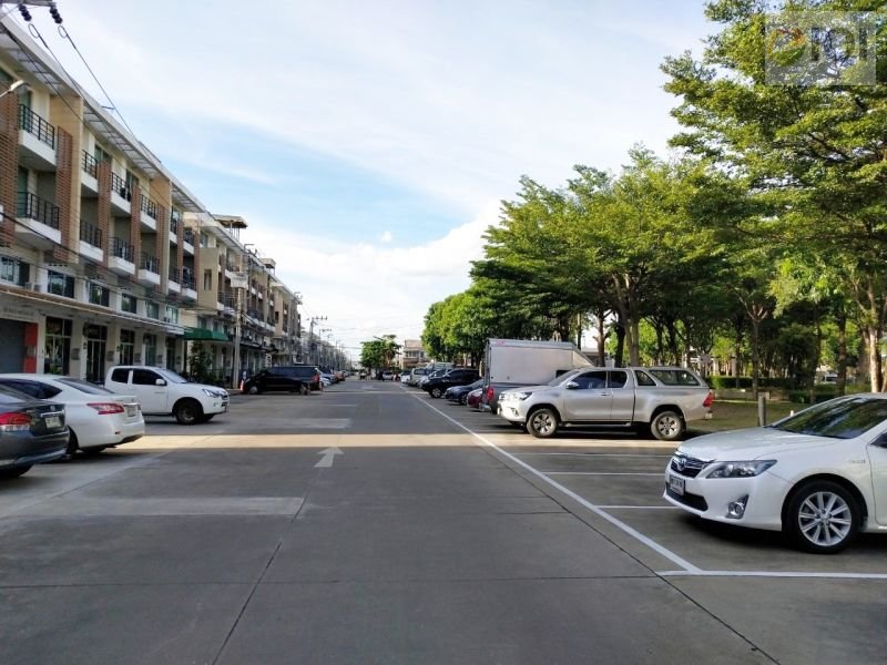 ขาย โฮมออฟฟิศ 3.5 ชั้น ม.ทาวน์พลัส ประชาอุทิศ แปลงมุม ถนนประชาอุทิศ - เนื้อที่ 18 ตร.ว. พื้นที่ 245 ตร.ม. - ขนาด 3 ห้องนอน 3 ห้องน้ำ 1 ห้องรับแขก