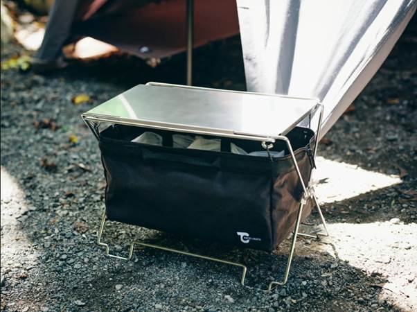 A black bag on the ground

AI-generated content may be incorrect.