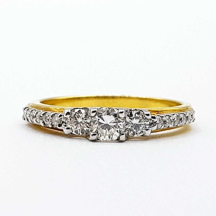 แหวนเพชร 0.19 ct + เพชร 2 แถวข้าง