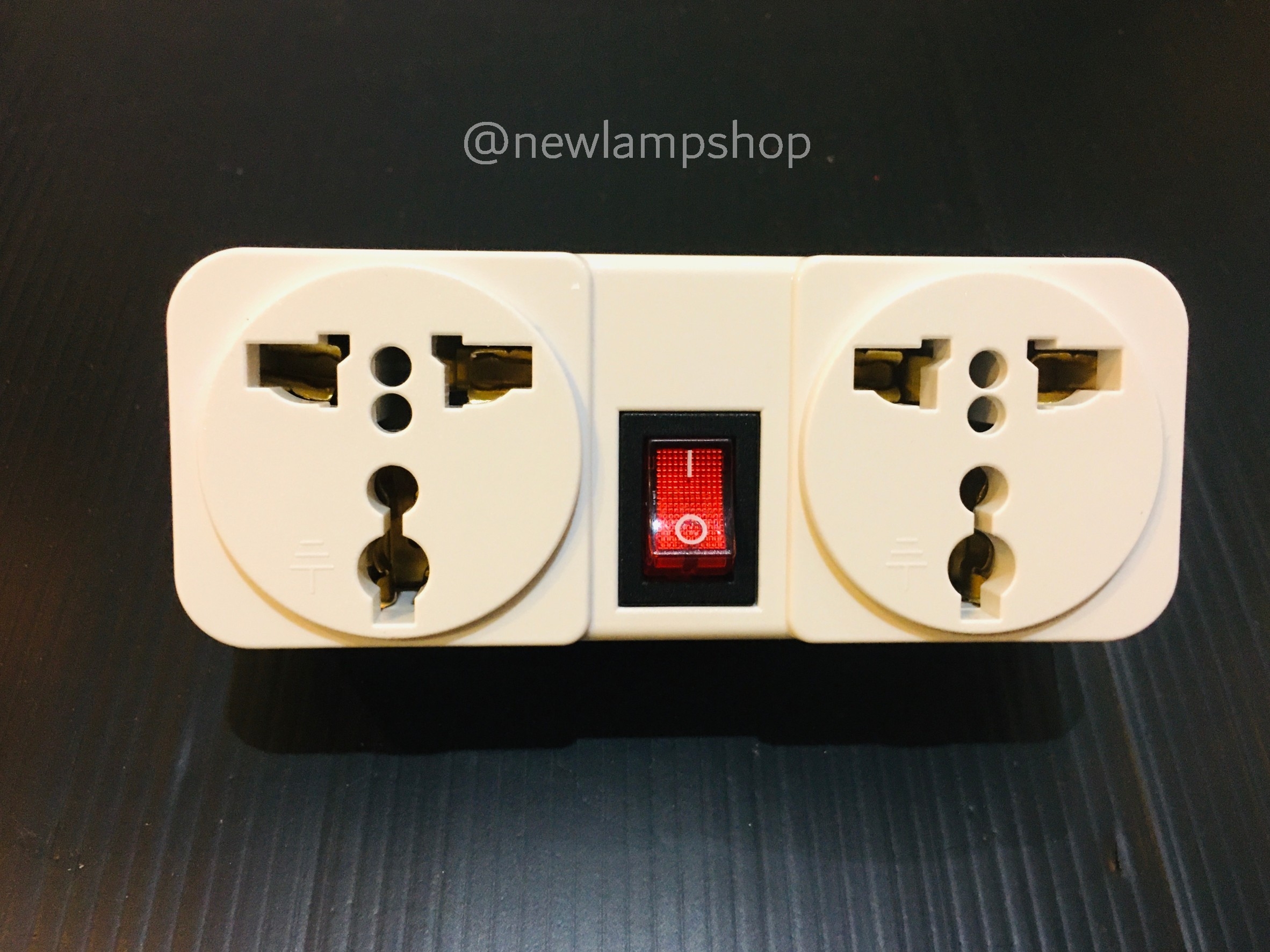 ปลั๊กคอม 2 ที่ มีสวิตช์ 2 ขาแบน ยี่ห้อ Toshino