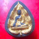 พระผงพระพุทธนั้งในใบโพธิ์ หลัง ยันต์ ว.ม.ป.ด ไม่ทราบที่