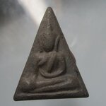 พระนางพญาเนื้อดำ หลังเรียบ เนื้อดินเผา พระแท้ฯไม่ทราบเกจิ