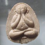 riพระปิดตาเนื้อผงน้ำมัน ฝังตะกรุด2ดอก หลังติดจีวรหลวงพ่อ ไม่ทราบที่ องค์ที่3