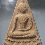 พระนางนั้งบัวเนื้อผง พิมพ์สามเหลี่ยม ไม่ทราบที่